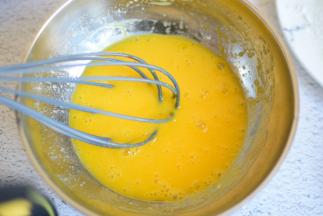 蛋白与蛋黄分别装两个容器中，鸡蛋黄中加入一半白糖，水，油，澳优能立多奶粉，搅拌均匀