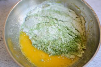 混合筛入低筋面粉和抹茶粉