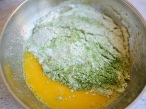 混合筛入低筋面粉和抹茶粉