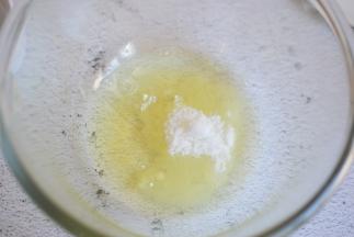 装蛋白的容器要无水无油，蛋白中加入另一半白糖