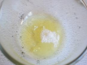 装蛋白的容器要无水无油，蛋白中加入另一半白糖