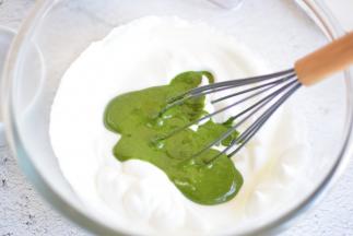 蛋白与抹茶面糊混合