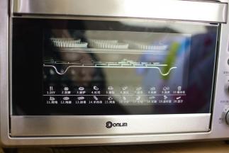 东菱烤箱预热160度，中层上下火烤25分钟左右