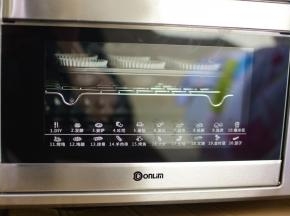 东菱烤箱预热160度，中层上下火烤25分钟左右