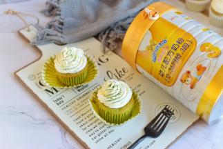 淡奶油加入糖粉，打发至裱花状态，挤在冷却的蛋糕上