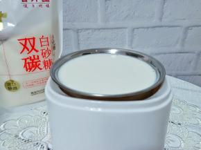 倒好后用干净的用干净的筷子将菌粉与牛奶搅拌均匀。