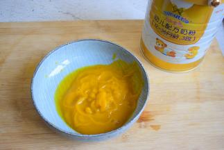 放入搅拌机，搅拌成泥