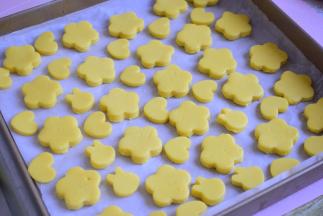 用模具压成好看的奶片