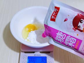 将鸡蛋打入大口器具中，再加入糖霜，用手动打蛋器打至均匀。(一定要用糖霜或糖粉，细腻，瞬间秒化)