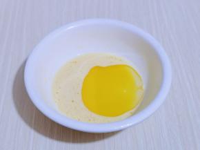 再加入玉米油，继续打至油与蛋液融为一体。