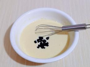 加入蓝莓干，拌均匀。