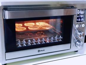 模具入东菱烤箱中层，上下管170°烤25分钟。(烤箱时间及温度仅供参考)