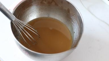 1.	水烧开后秤量需要的水量，然后倒入红茶粉，蒙上保鲜膜静置5-10分钟使红茶散发香味。然后加入无味植物油用蛋抽打至乳化