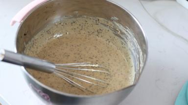 2.	筛入低筋面粉b，用蛋抽快速拌匀