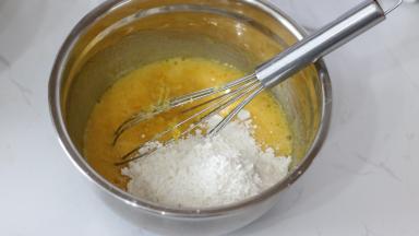 4.	筛入低筋面粉a、柠檬皮屑，用蛋抽“Z”字形快速拌至没有干粉即可