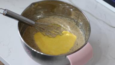 6.	将蛋黄面糊加入红茶面糊中