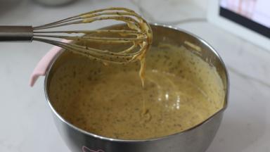 7.	用蛋抽继续快速“Z”字形拌匀，这时的面糊状态是比较稀的滴落状态