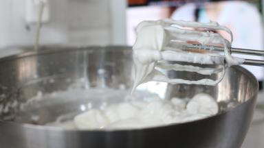 8.	蛋白加入砂糖后打至硬性发泡状态（打发蛋白时可以烤箱180℃开始预热）