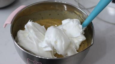 9.	先取1/3的蛋白霜加入到面糊中