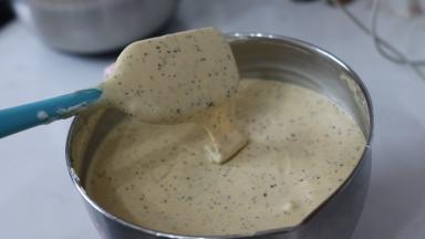 10.	刮刀翻拌均匀没有蛋白块。