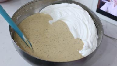 11.	将【步骤9】倒入剩余蛋白霜中（注意面糊要倒在没有蛋白的地方，避免面糊直接砸击蛋白霜）