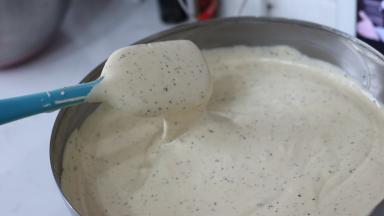 12.	刮刀翻拌至没有蛋白块，面糊顺滑有张力的状态