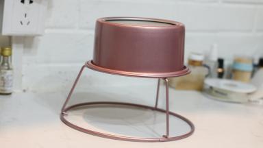 14.	烤好的蛋糕取出，轻震几下后倒扣在晾架上，完全放凉后脱模