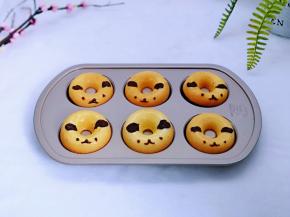 巧克力隔水融化，装入裱花袋，记得剪个很小很小的小口，手绘上眼睛与鼻子，嘴巴。