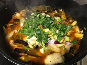 加入煎好的鱼和剩余所有配料（葱姜蒜末等），香菜留一点。