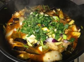 加入煎好的鱼和剩余所有配料（葱姜蒜末等），香菜留一点。