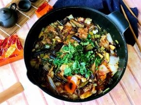 配菜也可以像吃火锅那样随吃随放。