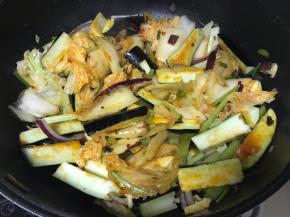 加入所有配菜继续翻炒。