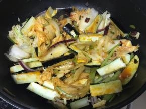 加入所有配菜继续翻炒。