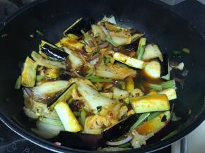 待配菜断生后加入所有调料。