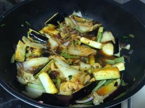 待配菜断生后加入所有调料。