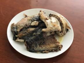 煎至两面微焦以后盛出备用。