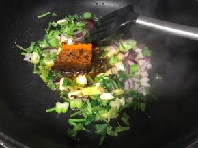 加入火锅底料炒散。