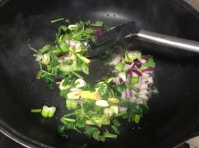 另起锅，锅内油烧热后加入配方一半量的葱姜蒜末、香菜末洋葱丁翻炒出香味。