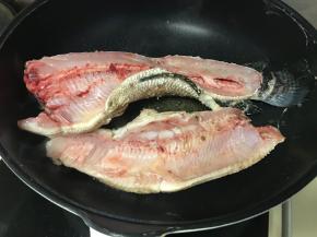 黑鱼处理干净片成两片，锅内倒入适量油，大火烧热后放入鱼片。