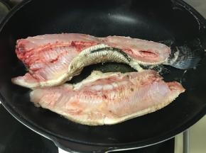 黑鱼处理干净片成两片，锅内倒入适量油，大火烧热后放入鱼片。