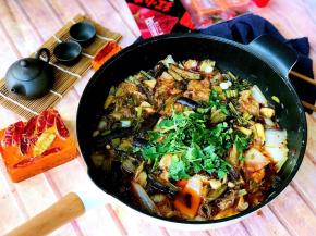 小火炖煮20分钟左右至蔬菜软烂、鱼肉入味即可，撒上剩余香菜末。