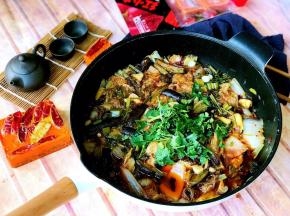 小火炖煮20分钟左右至蔬菜软烂、鱼肉入味即可，撒上剩余香菜末。