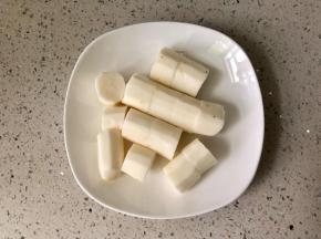 铁棍山药洗净去皮，切成小段。