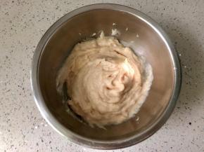 把打好的山药鸡肉泥放入盆中。