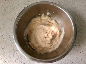 把打好的山药鸡肉泥放入盆中。