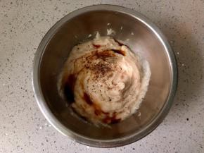 再加入适量的盐和黑胡椒粉；