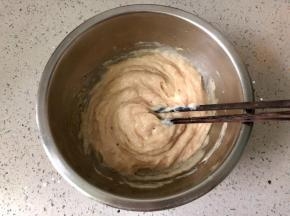 用筷子顺时针搅打上劲。