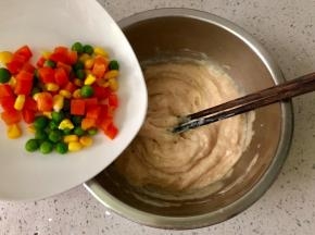 我用的是速冻的杂蔬粒，解冻后，倒入山药鸡肉泥中。如果没有速冻的杂蔬粒，也可以用新鲜时蔬，切丁焯水后沥水即可。