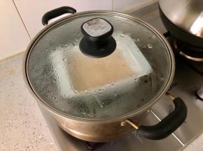 蒸锅里放适量水，水烧开后，把容器放进去，大火转中火蒸15分钟。如果蒸锅盖会滴水，可以用纱布包住锅盖，或者在容器表面盖好保鲜膜。