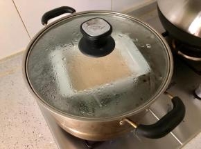 蒸锅里放适量水，水烧开后，把容器放进去，大火转中火蒸15分钟。如果蒸锅盖会滴水，可以用纱布包住锅盖，或者在容器表面盖好保鲜膜。